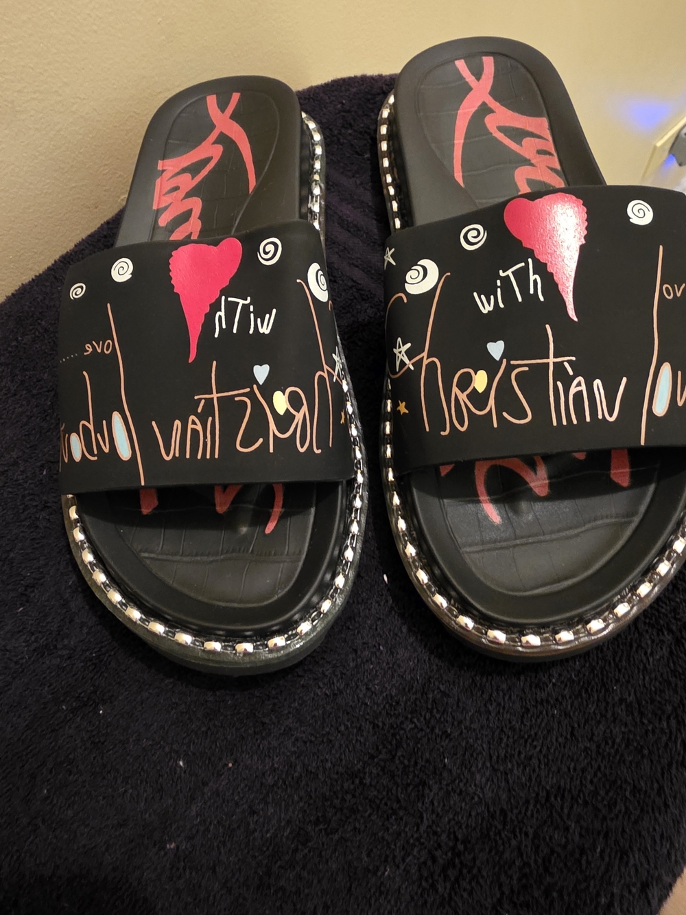 Graphic Black & Red Slide Sandals and Purse - Picture 2 of 6